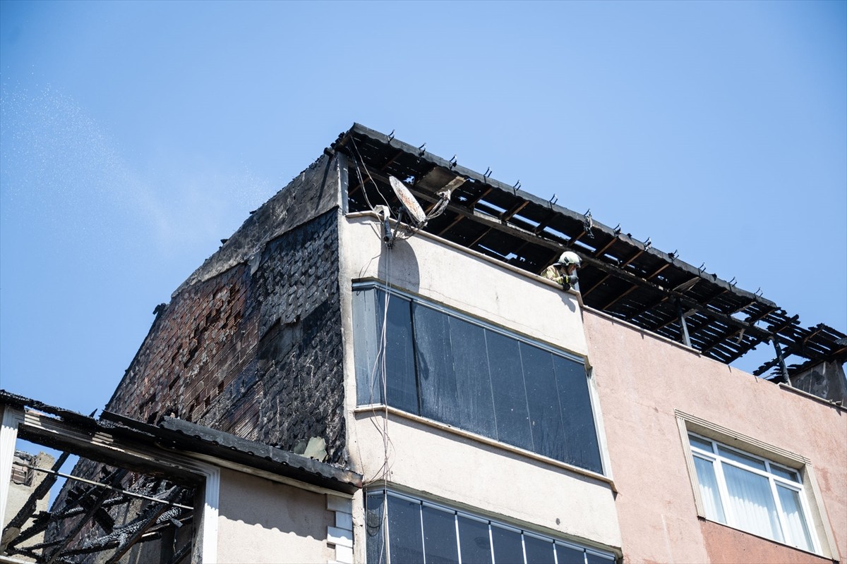 Gaziosmanpaşa'da, 4 katlı metruk binada çıkan yangın itfaiye ekiplerince söndürüldü.