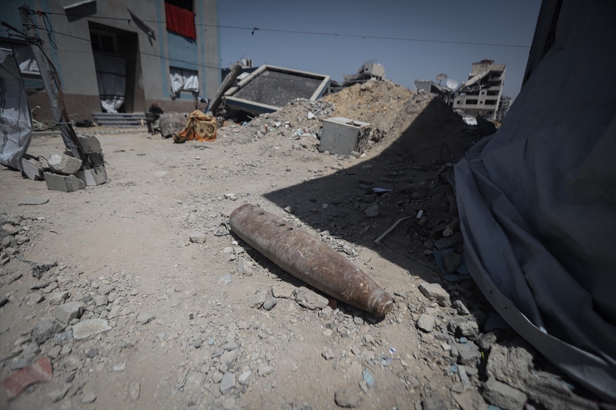 Gazze Şeridi'nde İsrail'in saldırıları tüm şiddetiyle devam ederken, saldırı alanlarından kaçan...