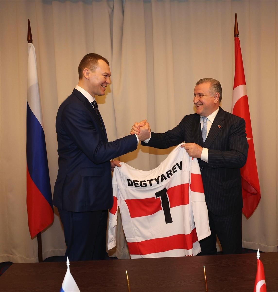 Gençlik ve Spor Bakanı Osman Aşkın Bak (sağda), Rusya Federasyonu Spor Bakanı Mikhail Degtyarev...