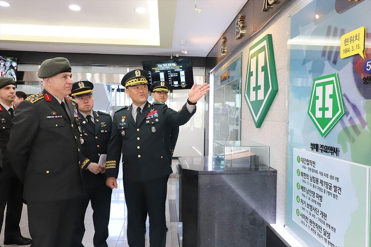 Genelkurmay Başkanı Orgeneral Metin Gürak, resmi ziyaret kapsamında gittiği Güney Kore'de bazı...