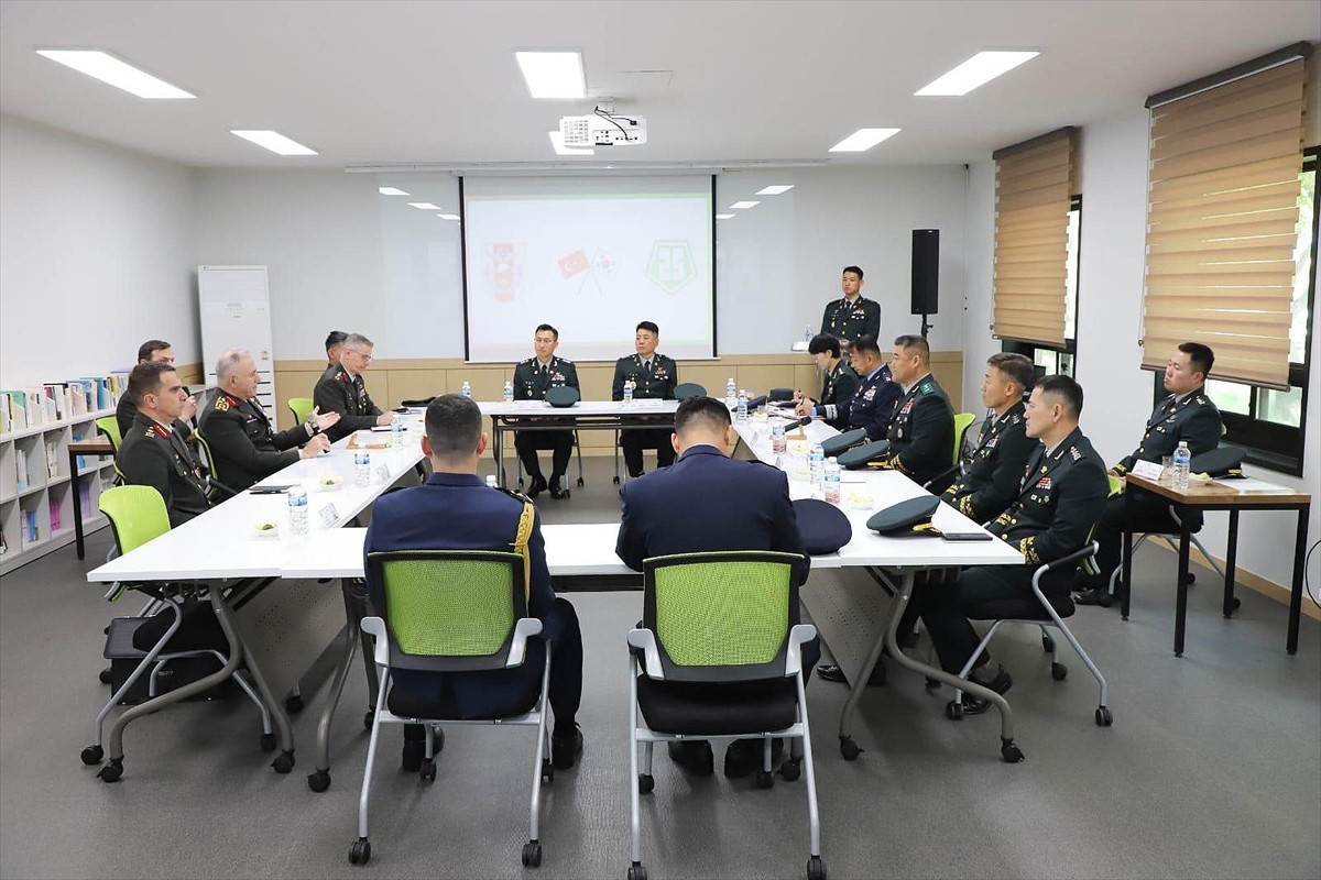 Genelkurmay Başkanı Orgeneral Metin Gürak, resmi ziyaret kapsamında gittiği Güney Kore'de bazı...