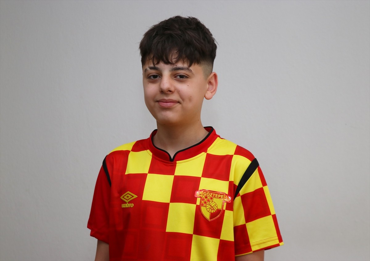 Göztepe'nin Trendyol Süper Lig'de Beşiktaş ile oynadığı maçı izlemek için bir gün önceden stada...