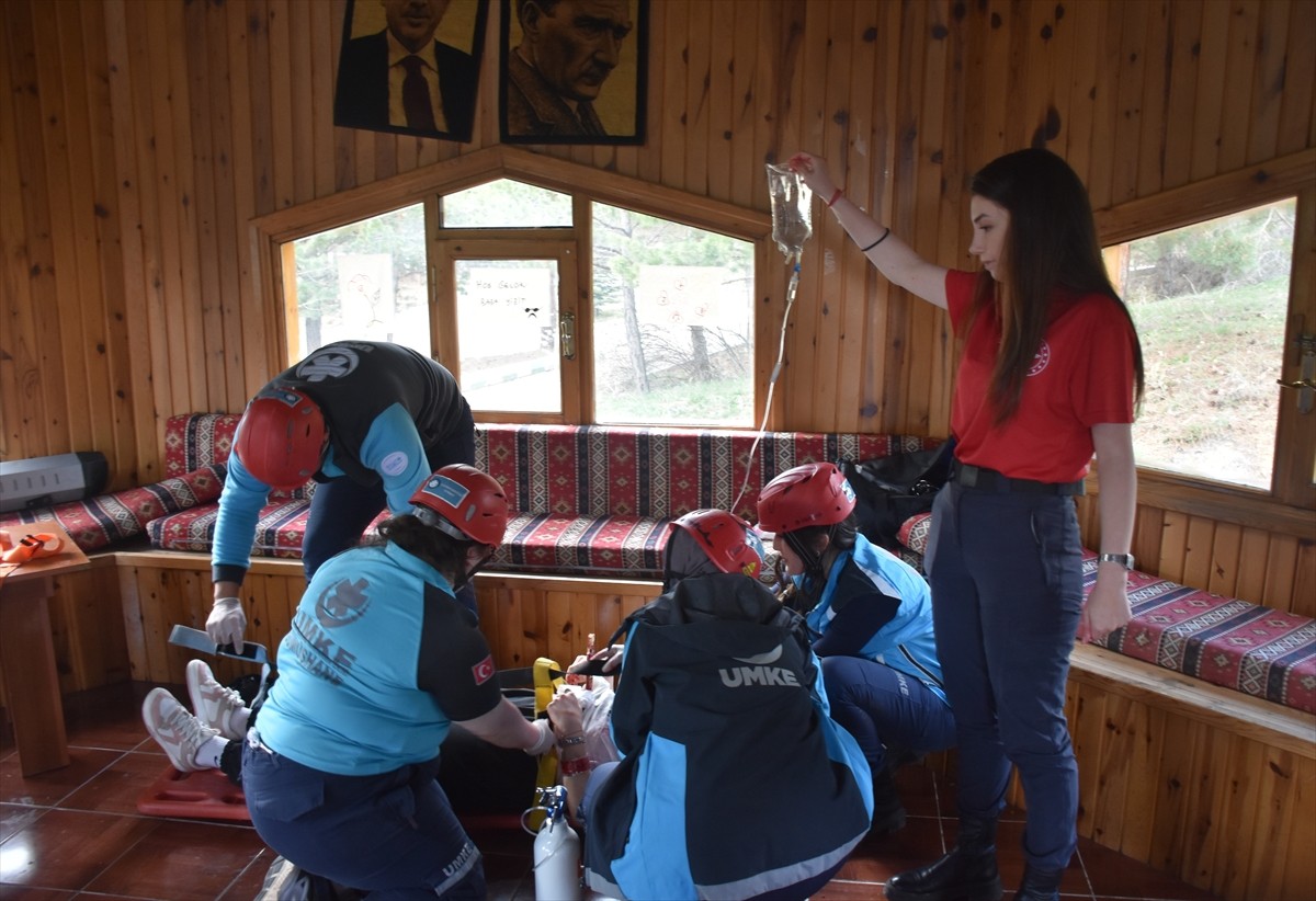 Gümüşhane'de "UMKE Acil Müdahale Ünitesi Kurulumu, İşletilmesi Eğitim ve Tatbikatı"...