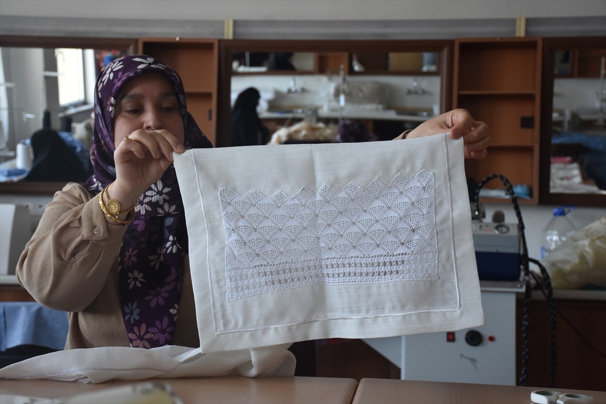 Gümüşhane'nin Kelkit ilçesinde sandıklarda saklanan çeyizler, Halk Eğitim Merkezi'ndeki kurslarda...