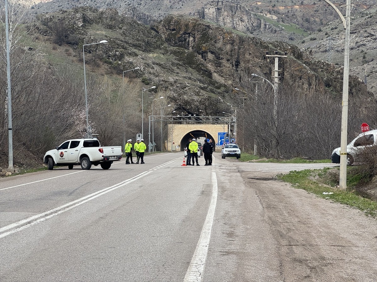 Gümüşhane Hacıemin 3 Tüneli-Trabzon istikameti heyelan nedeniyle iki yönde ulaşıma kapandı.