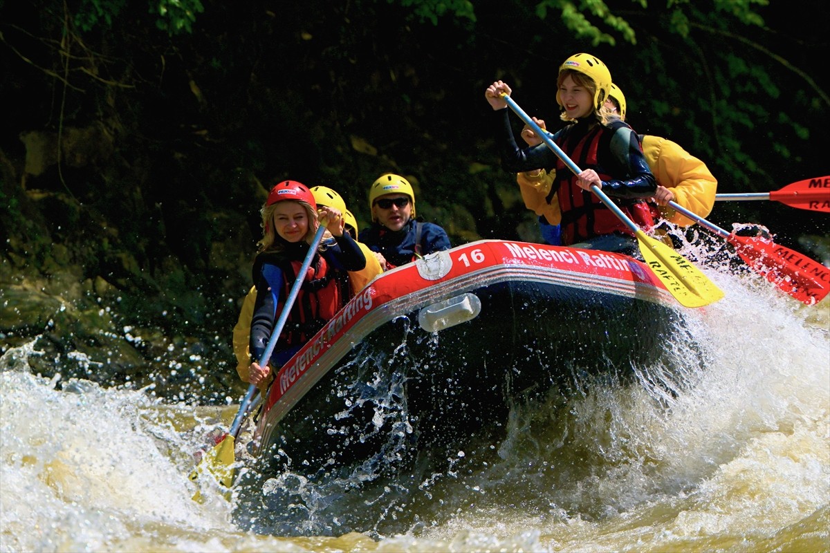 Hafta sonu tatilini değerlendirmek isteyenler, Düzce'nin Cumayeri ilçesindeki Melen Çayı'nda...