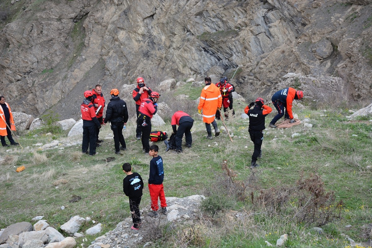 Hakkari'de dört gün önce kaybolan kadını arama çalışmaları devam ediyor.