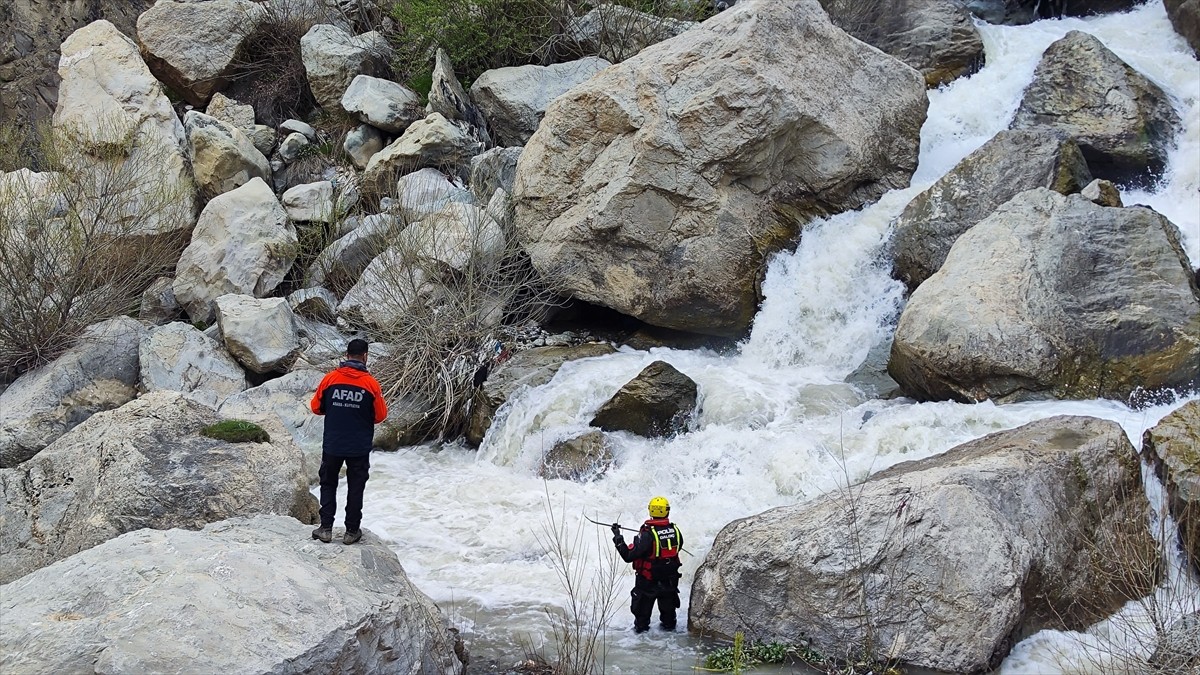 Hakkari'de kaybolan 55 yaşındaki kadını arama çalışmaları devam ediyor. Karşıyaka Mahallesi'nde 9...