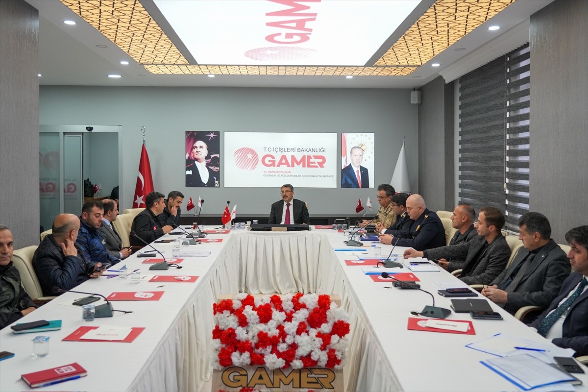 Hakkari'de şiddetli rüzgar nedeniyle 93 çatı zarar gördü, sağanak sonucu 3 noktada sel meydana...