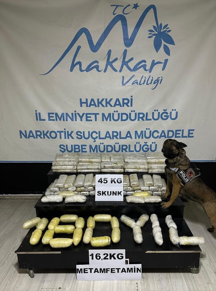 Hakkari'nin Yüksekova ilçesinde tırın dorsesinde, narkotik dedektör köpekle yapılan aramada, 45...