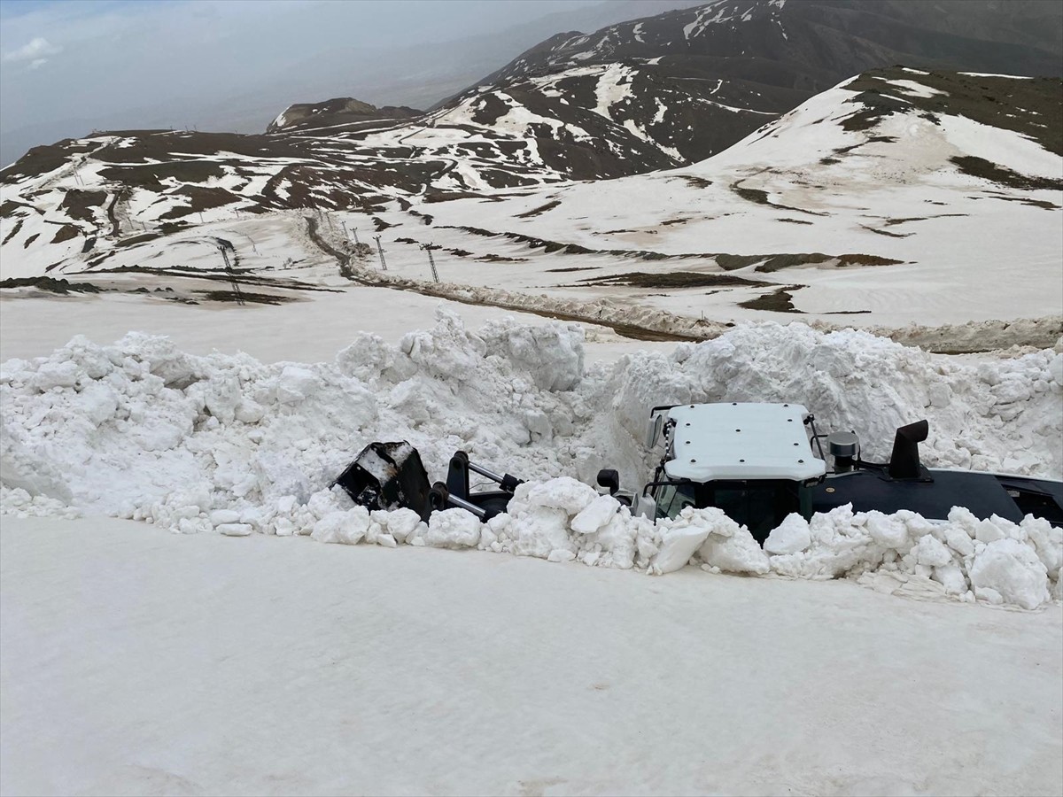 Hakkari'nin Yüksekova ve Şemdinli ilçelerinde, yüksek kesimlerde ekiplerin yol açma çalışmaları...