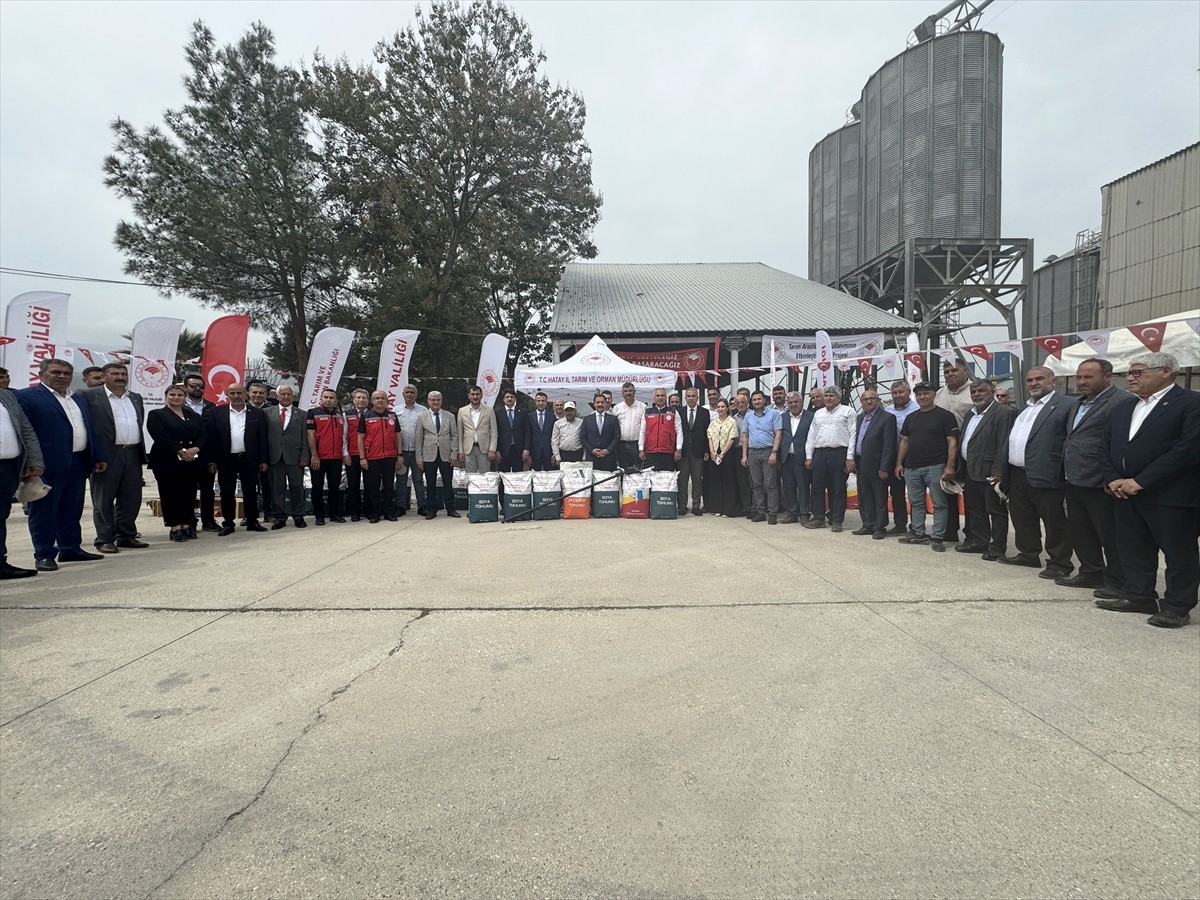 Hatay'da 6 Şubat 2023'teki depremlerden etkilenen çiftçilere, pamuk, soya ve ayçiçeği tohumu ile...