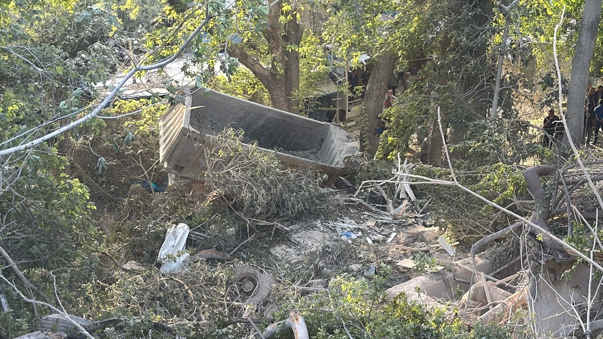 Hatay'ın Defne ilçesinde freni arızalanan hafriyat kamyonunun uçuruma devrilmesi sonucu 1 kişi...