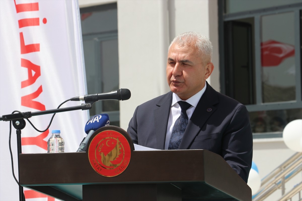 Hatay'ın Defne ilçesinde yaptırılan Türkiye İş Bankası Anadolu Lisesi düzenlenen törenle hizmete...