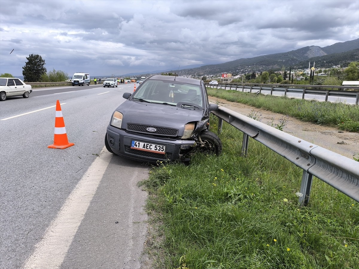 Hatay'ın Dörtyol ilçesinde iki otomobilin çarpışması sonucu 1 kişi hayatını kaybetti, 3 kişi...
