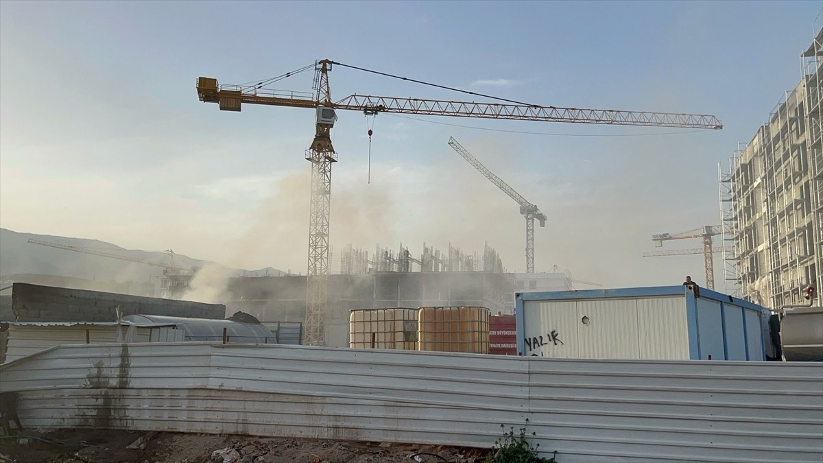 Hatay'ın Kırıkhan ilçesinde, inşaat şantiyesindeki konteyner depoda çıkan yangın...