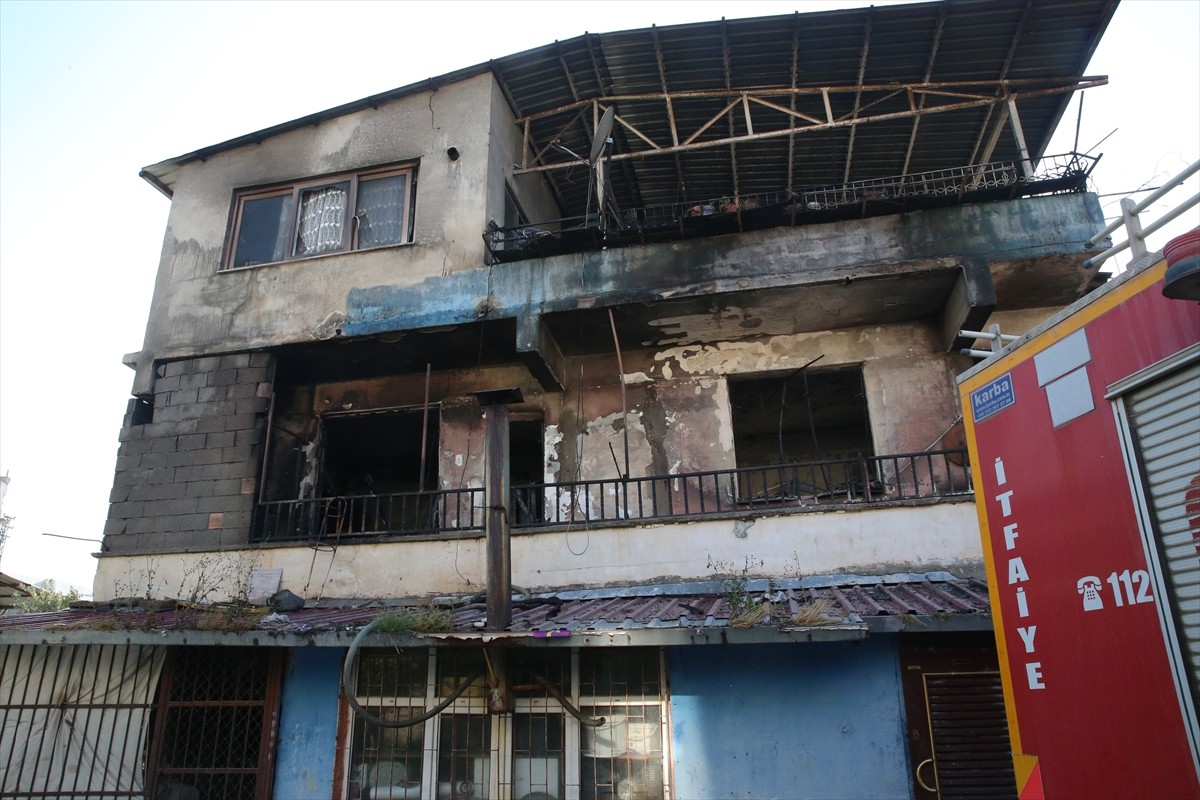 Hatay'ın merkez Antakya ilçesinde apartman dairesinde çıkan yangında dumandan etkilenen 4 kişi...