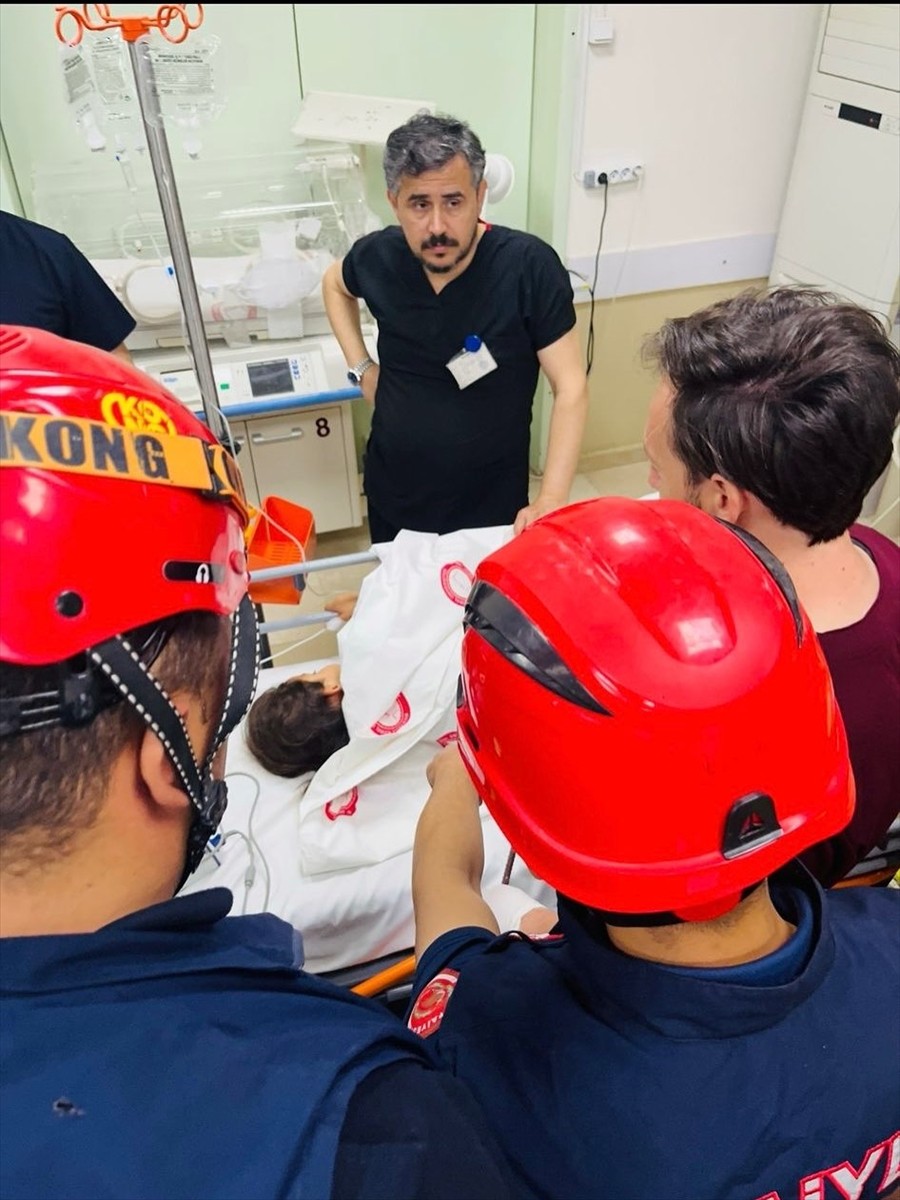 Hatay'ın merkez Antakya ilçesinde beline inşaat demiri saplanan 6 yaşındaki kız çocuğu hastaneye...