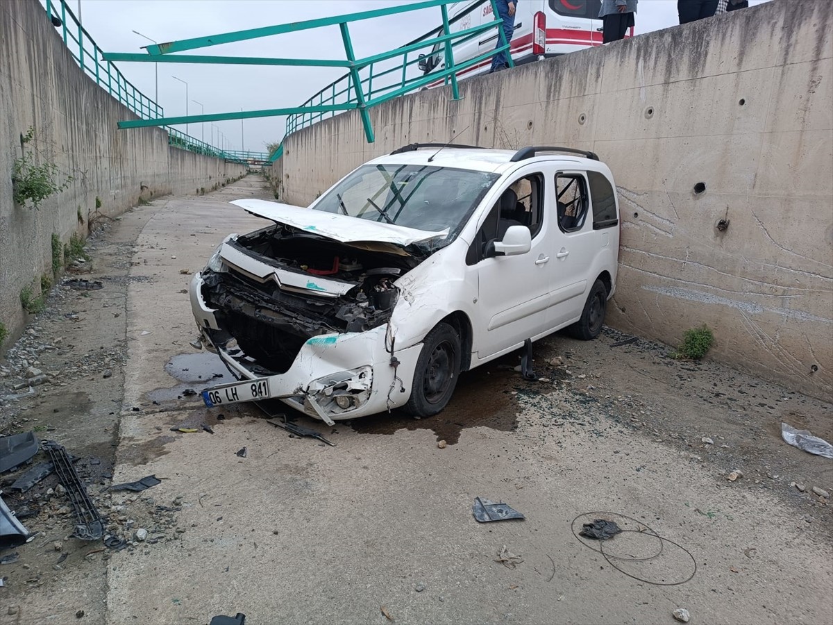 Hatay'ın Payas ilçesinde su kanalına devrilen hafif ticari araçtaki 2 kişi yaralandı.