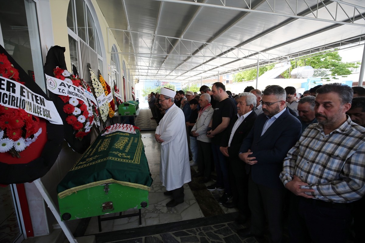 Hayatını kaybeden Göztepe'nin eski futbolcularından İbrahim Ertin'in (74) cenazesi, Aydın'ın...