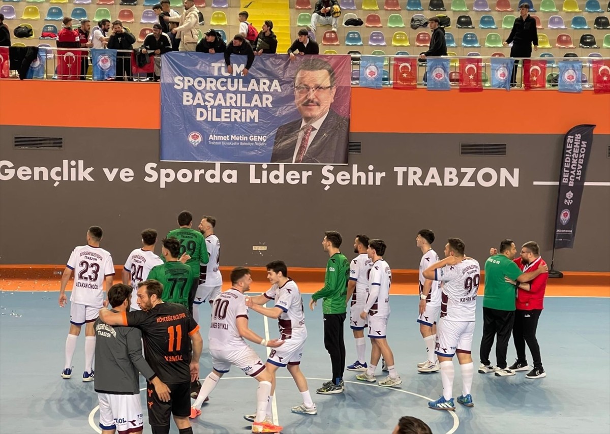 Hentbol Erkekler Süper Lig play-off sıralama etabı 3. ve son maçında Trabzon Büyükşehir...