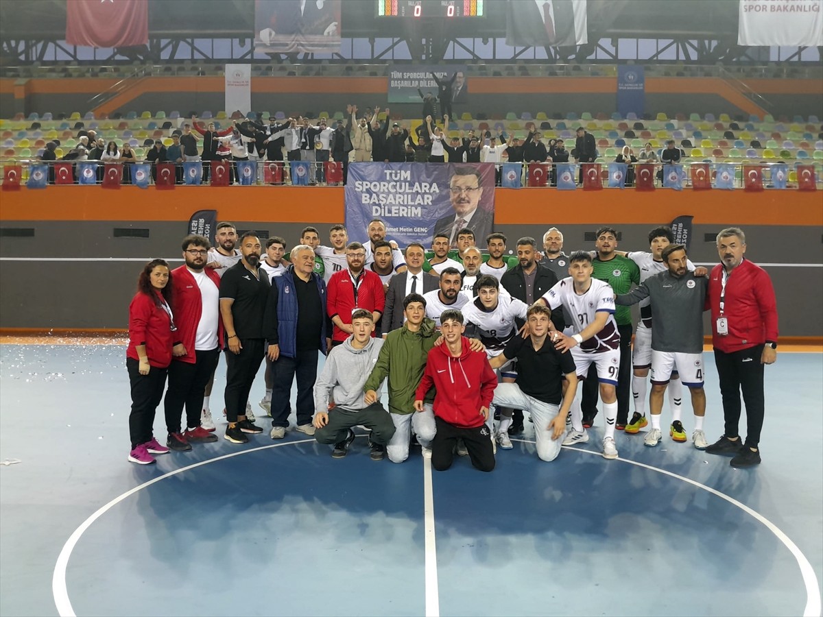 Hentbol Erkekler Süper Lig play-off sıralama etabı 3. ve son maçında Trabzon Büyükşehir...