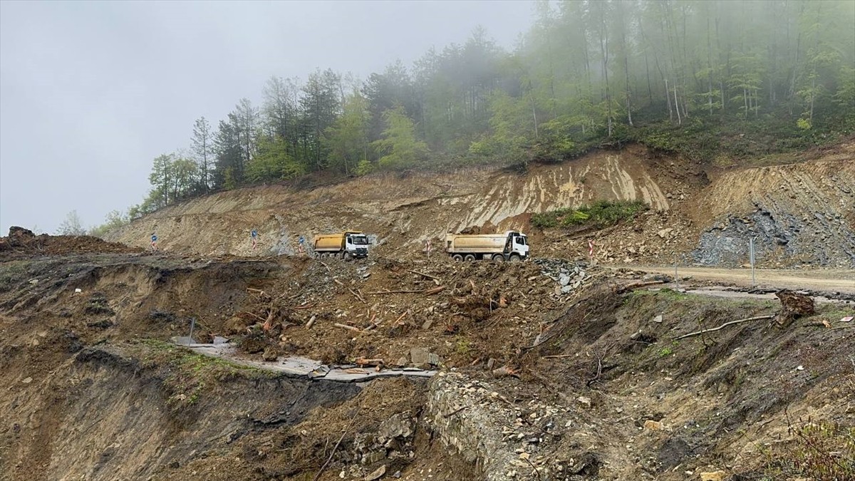 Heyelan nedeniyle kapanan Kastamonu-Çatalzeytin kara yolunda çalışmalar devam ediyor.