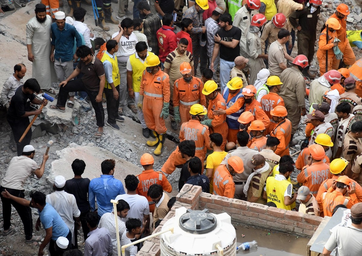 Hindistan'ın Delhi eyaletinde 4 katlı binanın çökmesi sonucu ilk belirlemelere göre 4 kişi...