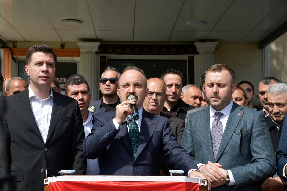 İçişleri Bakan Yardımcısı Bülent Turan (önde sol 2), Çanakkale'nin Ezine ilçesinde, Ezine Belediye...