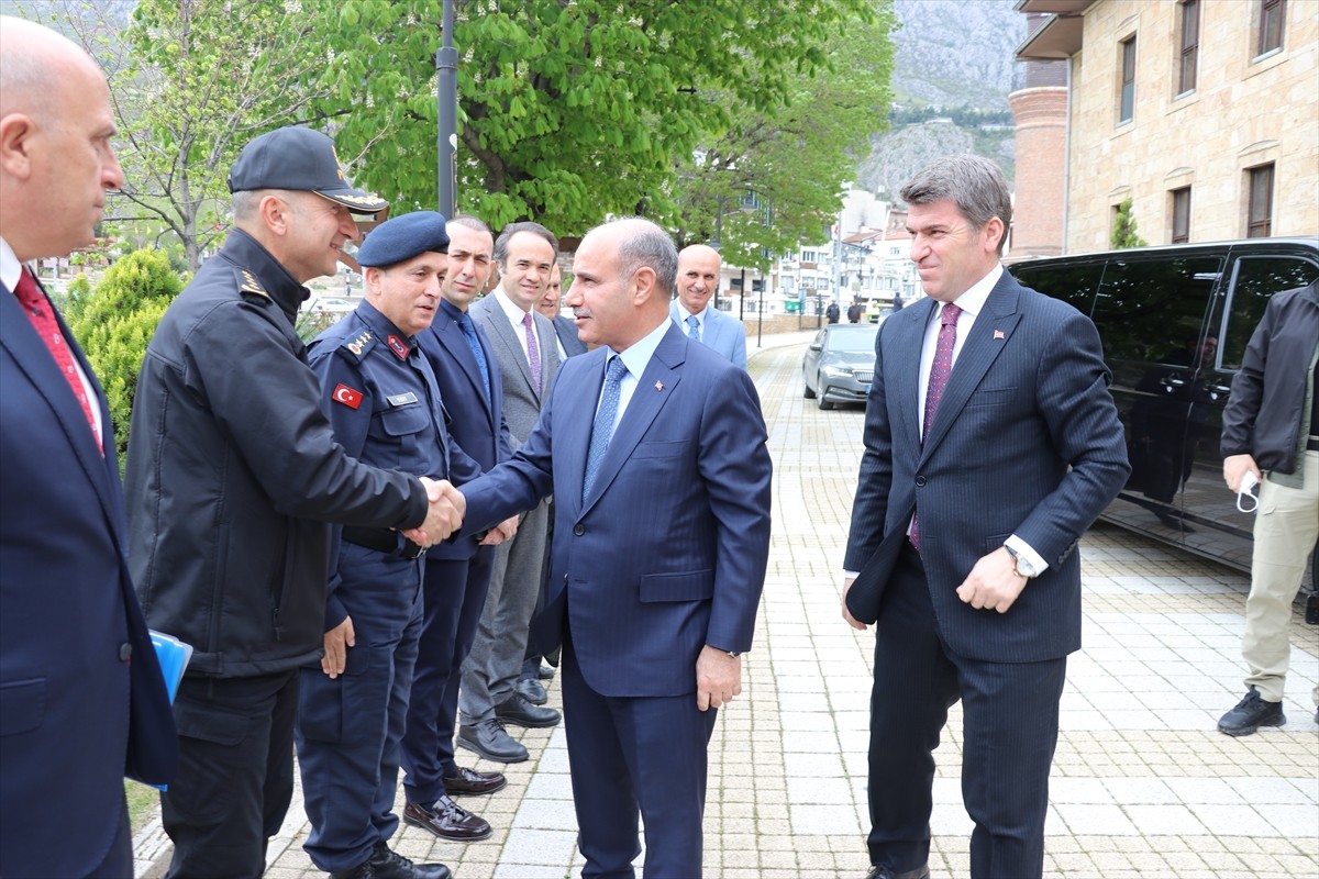 İçişleri Bakan Yardımcısı Mehmet Aktaş (sağ 2), Amasya Valiliğine ziyarette bulundu. Aktaş...