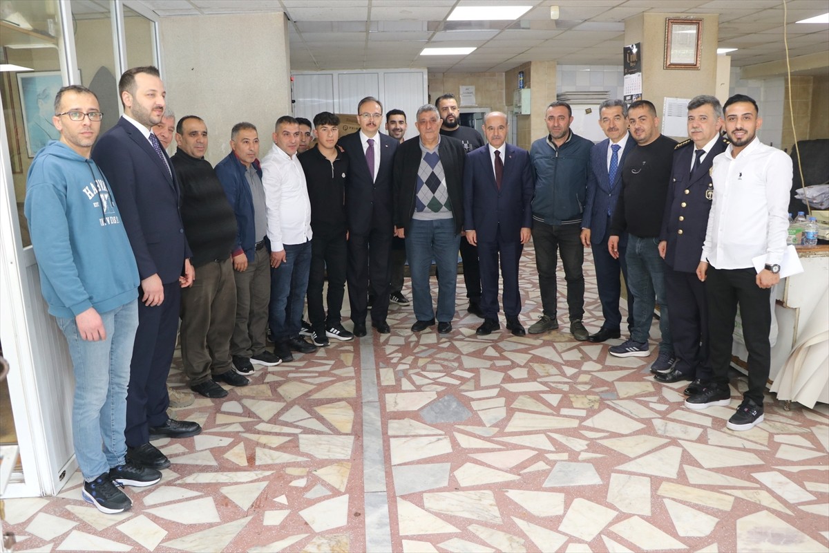 İçişleri Bakan Yardımcısı Mehmet Aktaş, Siirt'te ziyaretlerde bulundu. Aktaş (sağ 5), Pençe...