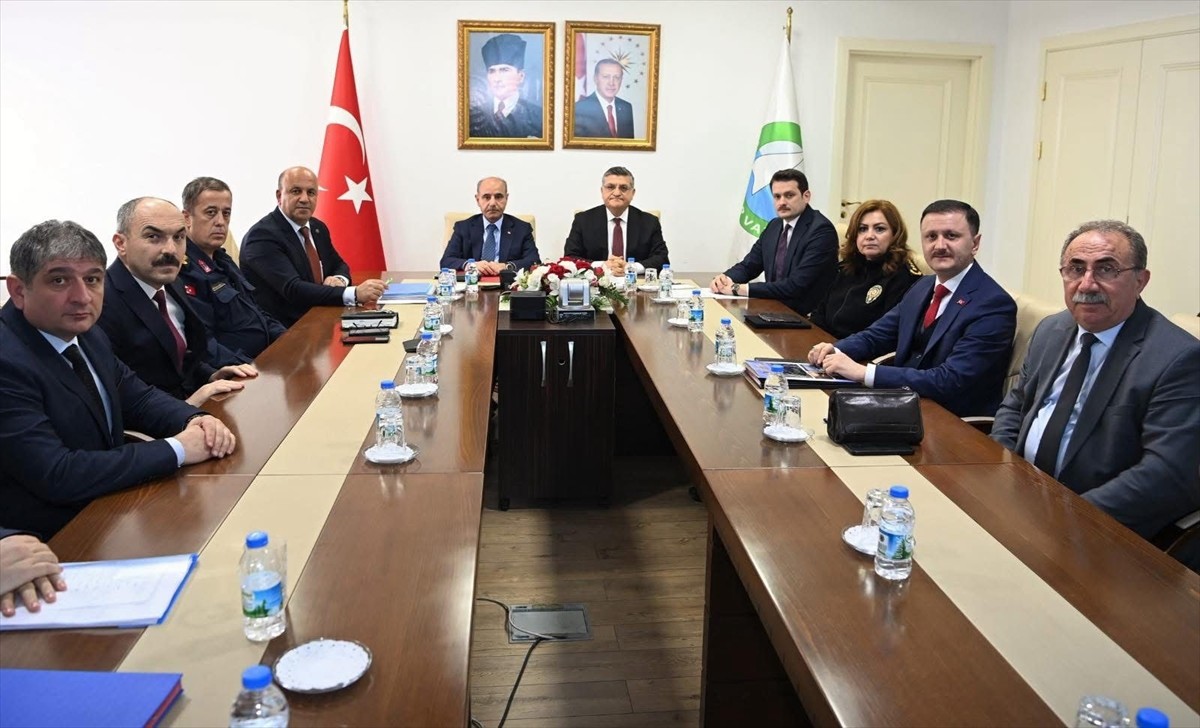 İçişleri Bakan Yardımcısı Mehmet Aktaş (sol 5), Sinop'ta Hayvan Koruma Kurulu toplantısına iştirak...