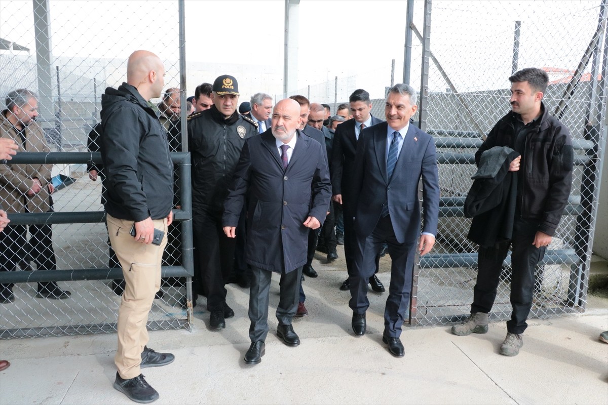 İçişleri Bakan Yardımcısı Mehmet Sağlam (ortada)  Yozgat Valiliği İl Özel İdaresi ve Yozgat...