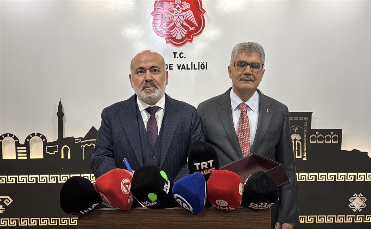 İçişleri Bakan Yardımcısı Mehmet Sağlam (solda), Niğde'de sahipsiz hayvanlar için oluşturulan...