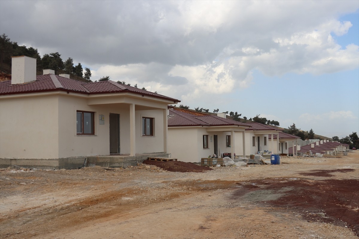 İçişleri Bakan Yardımcısı Münir Karaloğlu, 6 Şubat 2023'teki depremlerden etkilenen Hatay'da...