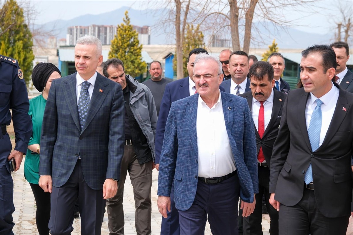 İçişleri Bakan Yardımcısı Münir Karaloğlu, Karaman'da, Vali Mehmet Fatih Çiçekli'yi makamında...