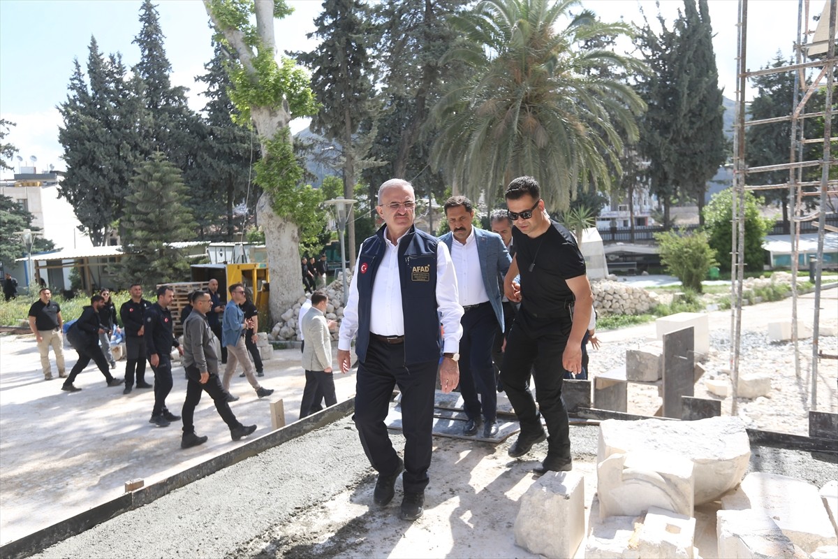 İçişleri Bakan Yardımcısı Münir Karaloğlu (sağda), Hatay'da gerçekleştirdiği ziyaretleri...