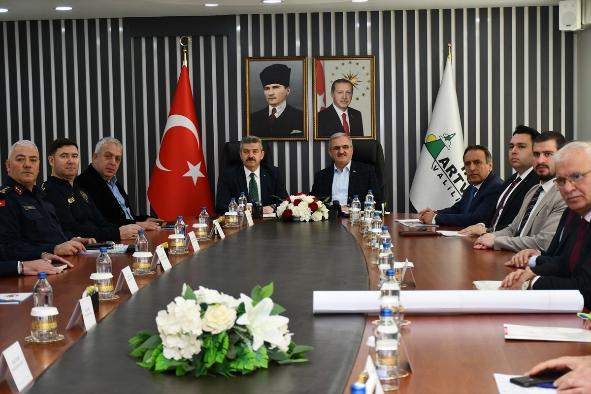 İçişleri Bakan Yardımcısı Münir Karaloğlu (sol 5), Artvin'deki programları kapsamında Vali Turan...