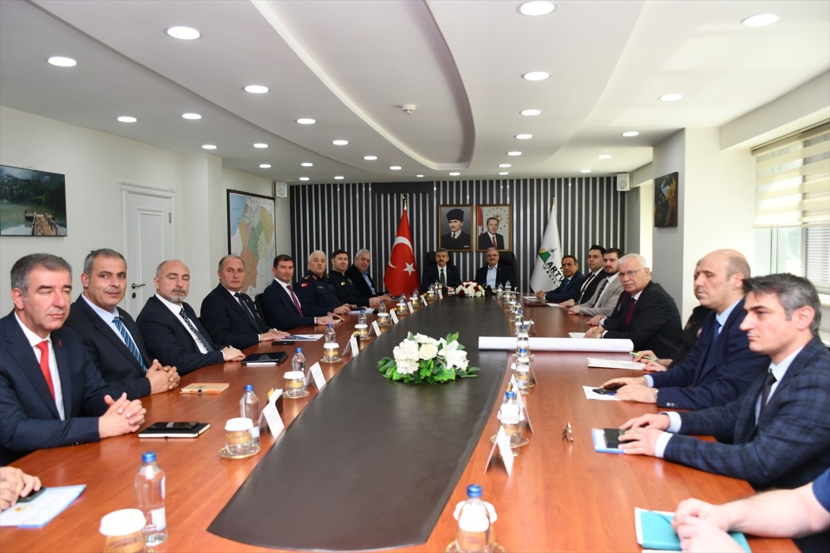 İçişleri Bakan Yardımcısı Münir Karaloğlu (sol 5), Artvin'deki programları kapsamında Vali Turan...