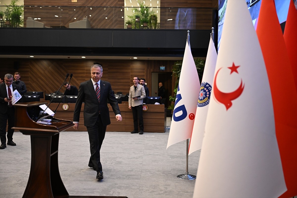İçişleri Bakanı Ali Yerlikaya, bakanlıktaki Güvenlik ve Acil Durumlar Koordinasyon Merkezinde...