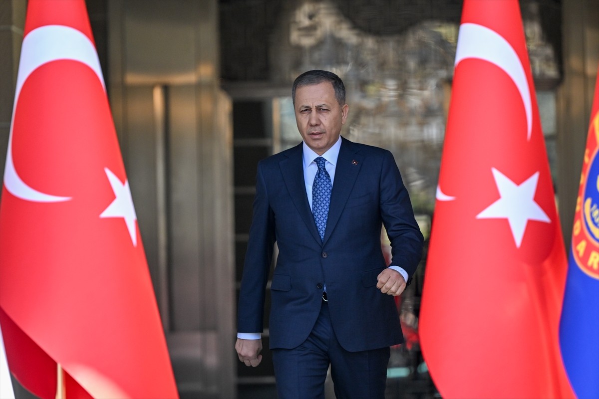 İçişleri Bakanı Ali Yerlikaya, uluslararası suç örgütlerine yönelik eş zamanlı düzenlenen...