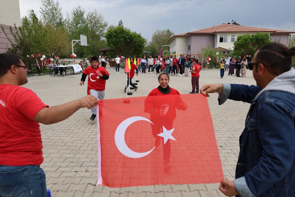 Iğdır'da eğitim gören özel gereksinimli çocuklar, 23 Nisan Ulusal Egemenlik ve Çocuk Bayramı'nı...