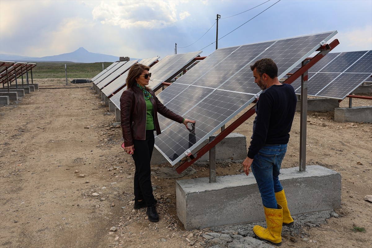 Iğdır'da kurulan Güneş Enerjisi Santrali (GES) sayesinde asfalt tesisinin enerji ihtiyacı...