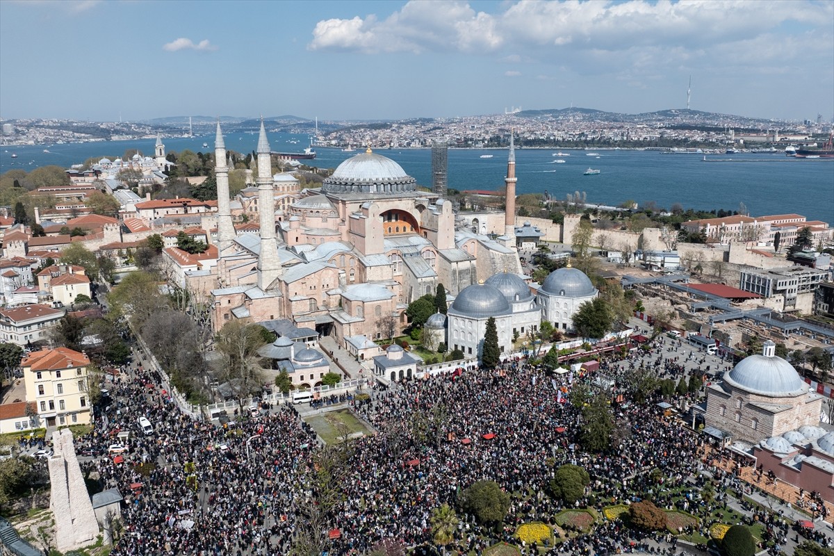 İnsan Hak ve Hürriyetleri (İHH) İnsani Yardım Vakfınca, İsrail'in saldırılarını protesto amacıyla...