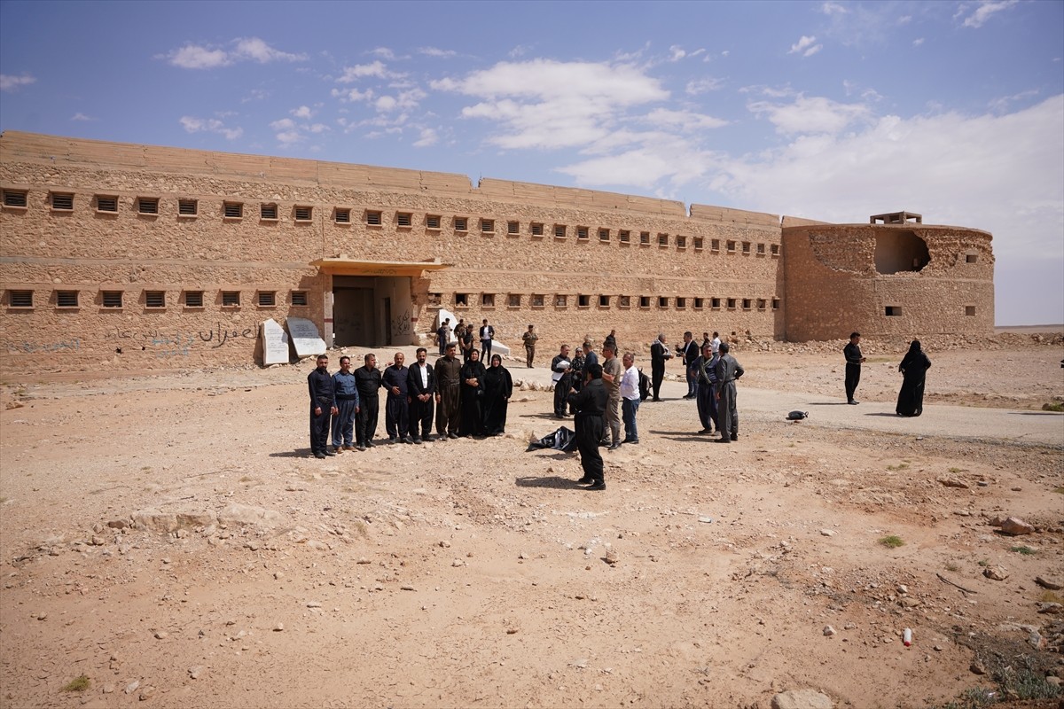 Irak'ta devrik lider Saddam Hüseyin'in talimatıyla başlatılan Enfal Katliamı'nda ailelerini...