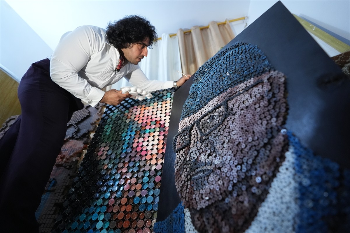 Iraklı ressam Selman Kerim, tahta üzerine çaktığı çivi ve vida gibi malzemelerle sıra dışı...