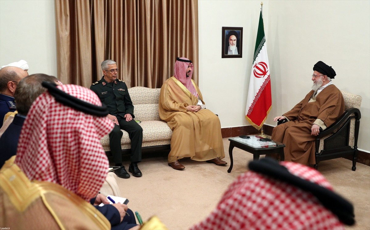 İran'ın başkenti Tahran'ı ziyaret eden Suudi Arabistan Savunma Bakanı Halid Bin Selman (solda)...