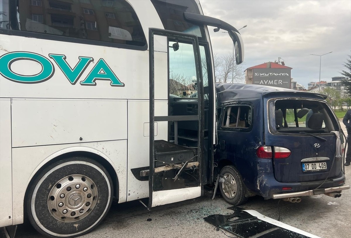 Isparta'da yolcu otobüsü ile hafif ticari aracın çarpışması sonucu 1 kişi öldü, 2 kişi...
