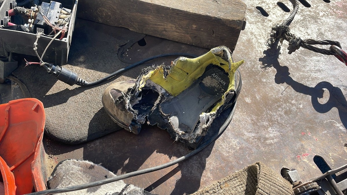 Isparta'da, yolda kalan otomobili çekiciye yükledikleri sırada ayağı halata sıkışan ve parmakları...