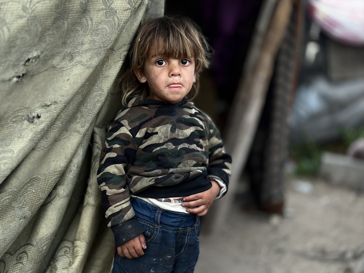 İsrail'in, 7 Ekim 2023'ten bu yana soykırım ve etnik temizlik yaptığı Gazze Şeridi'ndeki çocuklar...